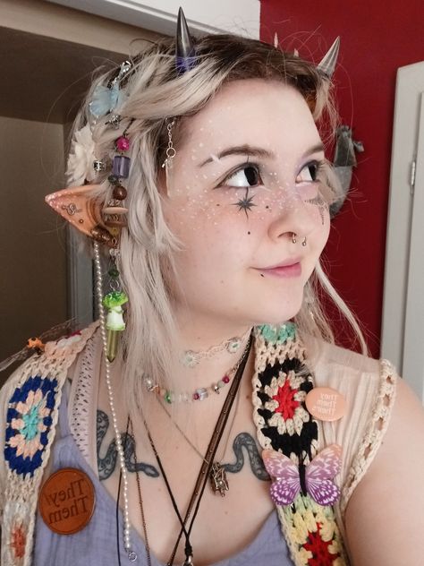 Trinkets In Hair, Trinket Hair Aesthetic, Trinket Hair, Effie Trinket Cosplay, Goblin Oc, Trinket Necklace, Fanasty Braids Glitter, Oc Concept, Aesthetic Styles