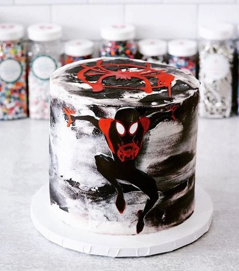 Across The Spider Verse Birthday, Spiderman Birthday Cake Ideas, Spiderman Across The Spider Verse, Spiderman Noir, Spiderman Birthday Party Decorations, Bolo Sonic, Spiderman Birthday Cake, Spider Man Into The Spider Verse, Avenger Birthday Party