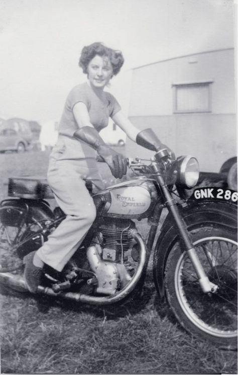 50s Motorcycle, 1950 Women, Early Photos, Motorbike Girl, Motor Cycle, Classic Girl, Lady Riders, Vintage Biker, Biker Chic