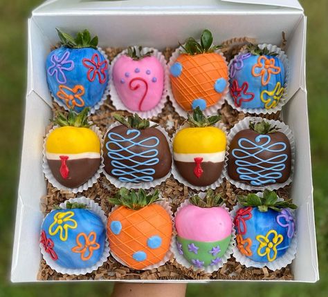 Dipped By Steph on Instagram: “dozen spongebob theme 🏖 one of my favorites by far 😍 inspo: @strawberriesbyanna #explorepage #exploremore #explore #strawberry…” Easter Theme Chocolate Covered Strawberries, Strawberries Ideas, Spongebob Theme, Chocolate Covered Desserts, Strawberry Box, Chocolate Covered Strawberry Recipe, Strawberry Treats, Chocolate Covered Strawberries Bouquet, Chocolate Ideas