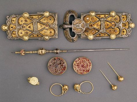 6th century. Jewelry of Queen Arnegunde by Zoë Marie Jones Vendel Period, Medieval Artifacts, Ancient Artefacts, Ancient Jewels, Ancient Jewellery, European Jewelry, Early Medieval, Early Middle Ages, Historical Jewellery