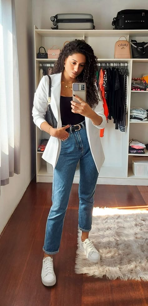 Blazer With Vans Outfit, Mom Jean Blazer Outfit, White Blazer Jeans Outfit Women, Mom Jeans And Blazer Outfit, Look Com Mom Jeans, Outfits Com Blazer, White Blazer With Jeans, Blazer Con Jeans, White Blazer Outfit Casual