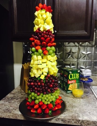 Six easy steps to create a festive fruit centerpiece for the holidays for less than a store-bought version! It's a great gift or edible centerpiece. #ediblearrangementideas #Christmascenterpieceideas #dashofjazzblog Edible Arrangements Diy, Fruit Tray Designs, Fruit Tower, Edible Fruit Arrangements, Fruit Buffet, Edible Centerpieces, Fruit Christmas Tree, Fruit Centerpieces, Fruit Platter Designs