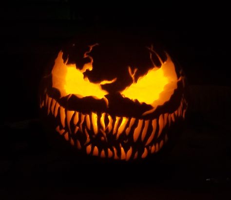 Easy Creepy Pumpkin Carving, Pumpkin Carving Ideas Short Pumpkins, Sick Pumpkin Carving, Scary Punkin Carving, Interesting Pumpkin Carving, Craving Pumpkins Ideas Scary, Pro Pumpkin Carving, Scary Clown Pumpkin Carving, Pumpkin Carving Ideas Large Pumpkins