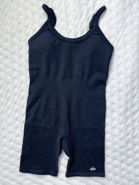 Alo Yoga - Jumper - Romper - Fashion Trends 2022 Alo Romper, Clothe Shop, Gymwear Outfits, Black Onesie, Sport Clothes, One Piece Romper, Jumper Outfit, Gym Fits, Romper Black