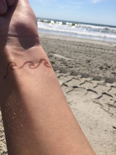 Beach henna tattoo tattoos hennas jersey shore waves wave wrist Surfer Henna, Wave Henna Designs, Cute Summer Henna Tattoos, Wave Henna Tattoo, Preppy Henna, Henna Beach Design, Beachy Henna Designs, Beach Henna Designs, Wave Henna