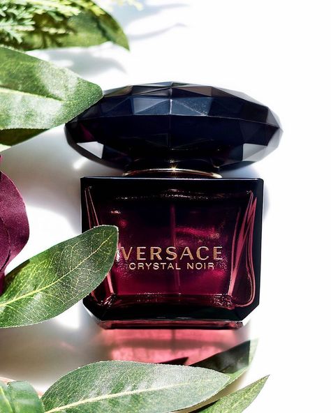 Versace Crystal Noir Perfume, Purple Perfume, Noir Perfume, Versace Crystal Noir, Perfume Product, Versace Fragrance, Good Night Love Pictures, Crystal Noir, Versace Perfume