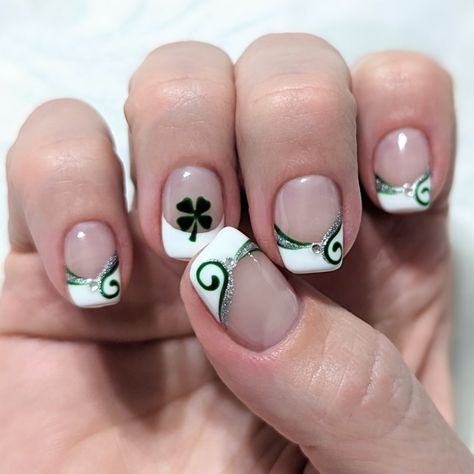 Nails Design St Patricks Day, Nail St Patricks Day Design, St Patricks Day Short Nails Design, Patty Day Nails, Irish Nails Designs Simple, St Patricks Nail Art, Nail Art For St Patricks Day, St Patricks Nail Designs Short, Saint Pattys Nails