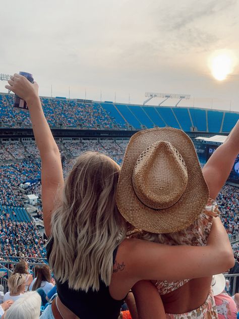 Debut Taylor Swift, Aesthetic Besties, Debut Taylor, Country Fest, Festival Aesthetic, Country Music Concerts, Country Summer, Country Music Festival, Country Concert Outfit