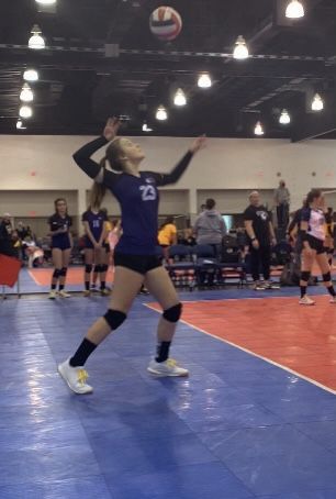 Volly Ball Aesthetic, Setter Aesthetic Volleyball, Volly Ball Aestethic Girl, Volly Ball Aesthetic Girl, Professional Volleyball Aesthetic, Volleyball Images, Volleyball, Basketball Court, Gym