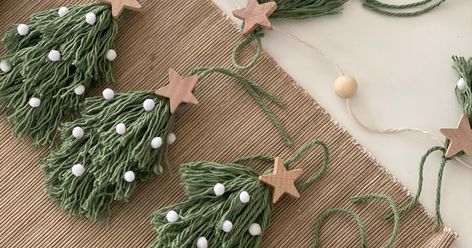 Tassels Tutorials, Easy Christmas Decorations, Christmas Themes Decorations, Diy Christmas Decorations Easy, Crochet Clothes For Women, Rustic Christmas Tree, Holiday Crafts Christmas, Easy Christmas Diy, Fabric Christmas Ornaments