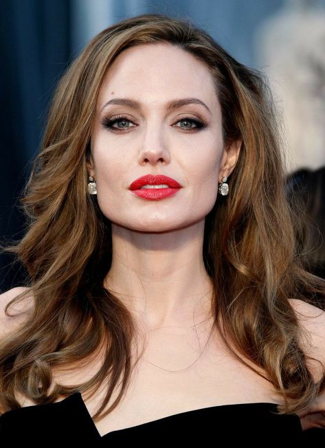 Middle Age Makeup, Angelina Jolie Makeup, Angelina Jolie Style, Unique Makeup, Celebrities Humor, Afro Punk, Hollywood Celebrities, Angelina Jolie, Celebrity Dresses