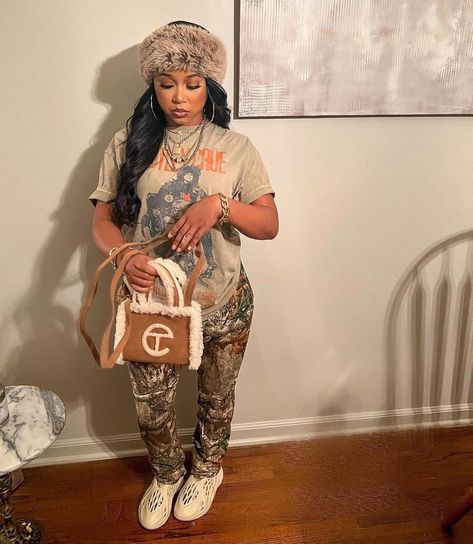 Hunting Camo Outfits, Hbcu Drip, Camo Pants Outfit, Happy Thanksgiving Everyone, Hunting Pants, Hunting Women, Baddie Fits, Camo Outfits, Graphic Tee Outfits