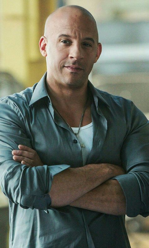 Vin diesel...( dom toretto ) Vin Diesel Shirtless, Dominic Toretto, Furious Movie, Saving Private Ryan, The Furious, Vin Diesel, Game 3, Movie Photo, Classic Cars Muscle