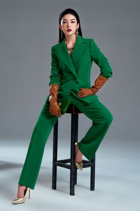 Shooting Studio, Woman In Suit, Pose Model, Brand Shoot, Mean Blvd, Trendy Mens Fashion, Pant Suits, Blazer Outfit, Power Suit