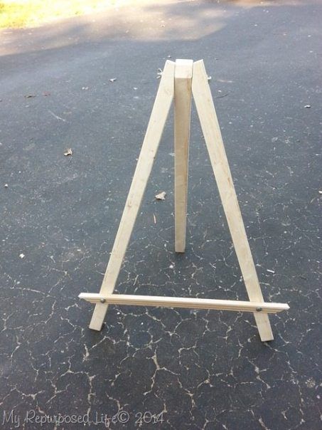 make-your-own-display-easel Diy Easel, Chalkboard Easel, Wood Easel, Wood Crafting Tools, Wood Pallet Wall, Fair Display, Craft Fair Displays, Display Easel, Diy Chalkboard