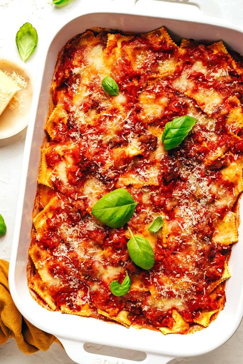 This Italian-inspired ravioli lasagna recipe is easy to make with 8 ingredients and only 15 minutes of hands-on prep time. Feel free to combine Italian sausage with the marinara to make a meat sauce, or omit to make this recipe vegetarian. Always a delicious and easy dinner recipe! | gimmesomeoven.com Ravioli Lasagna With Meatballs, High Protein Ravioli Lasagna, Lasange Recipe, Ravioli Lasagna Recipe, Sausage Marinara, Ravioli Lasagna, Winter Foods, Classic Lasagna, Ravioli Recipe