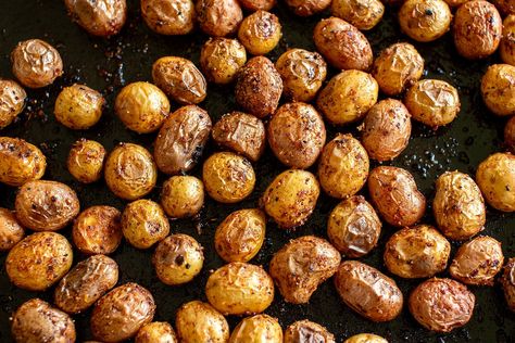 Crispy on the outside and creamy on the inside, these flavor-packed bites take minutes to prepare and may just be the star of your dinner plate! Oven Baked Wedges, Tiny Potato, Seasoned Potatoes, Potato Bites, New Potato, Steak Fries, Steak Seasoning, Roasted Potatoes, Smoked Paprika