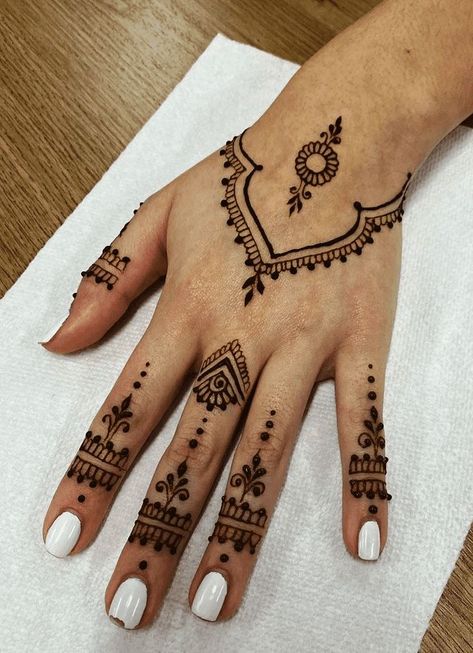 Mehendi Designs Fingers, Small Mehendi Designs Palm, Mehndi Small, Simple Mehendi Designs For Beginners, Henna For Kids, Henna Fingers, Fingers Henna, Simple Henna Designs Hand, Small Henna Tattoos