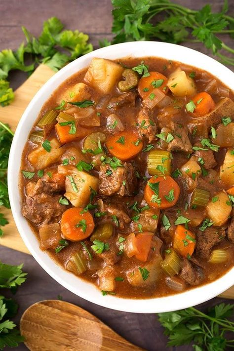 Classic Slow Cooker Beef Stew | Simply Happy Foodie Need Stew Crock Pot, Meal Alternatives, Stew Ideas, Frogmore Stew, Slow Cooker Beef Stew Easy, Simply Happy Foodie, Slow Cooker Recipes Beef Stew, V8 Juice, Classic Beef Stew