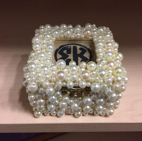 Sigma Kappa pearled monogram pin box Big little sorority crafts Sorority Shadow Box Ideas, Pin Box Sorority Diy, Pin Boxes Sorority, Sorority Pin Box Ideas, Pin Box Sorority, Diy Sorority Crafts, Sorority Gifts Diy, Sorority Pin Box, Sorority Activities