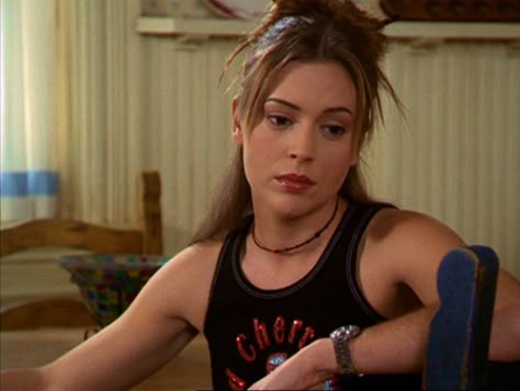 charmed phoebe | she is really concentrating Charmed Pheobe, Charmed Phoebe, Alyssa Milano Hair, Halliwell Sisters, Phoebe Charmed, Fantasy Dinner, Alyssa Milano Charmed, Phoebe Halliwell, Hair Clips 90s