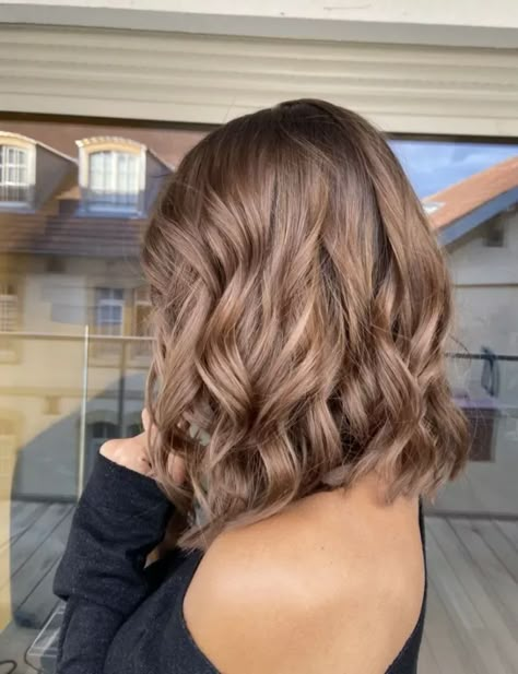 Coloration blond cacao - pour qui cette nuance tendance hiver 2022 ? Comment l'adopter avec brio ? Blond Cacao, Short Light Brown Hair, Brown Hair Looks, Honey Brown Hair, Hair Blond, Brunette Hair With Highlights, Brown Hair Balayage, Pretty Hair Color, Short Hair Balayage