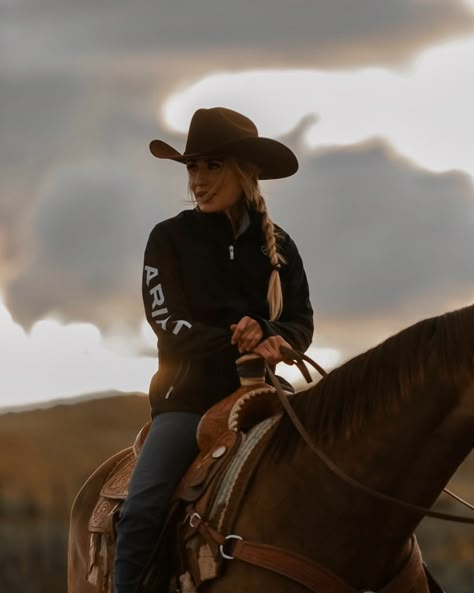 Ariat jacket #Ariat #Western #Cowgirl #CowgirlOutfits #sterson Western Photoshoot Outfits, Breakaway Roping, Western Riding Clothes, Western Cowgirl Outfits, Horse Girl Aesthetic, Montana Western, Cowgirl Photography, Ariat Jacket, Horse Photography Poses