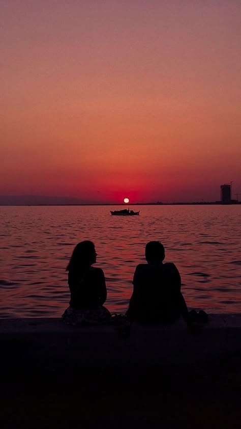 Sunset Couple Aesthetic, Couple Sunset Pictures, Sunset Couple Pictures, Type Of Love, Wattpad Background, Couple Moments, Couple Silhouette, Instagram Ideas Photography