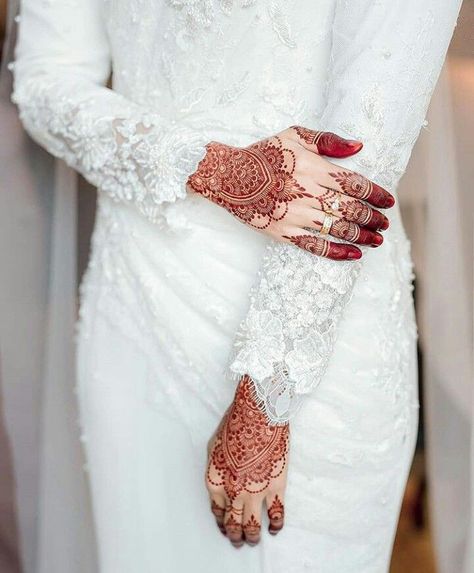 Amazing white Henna Merah Pengantin, Inai Nikah, Henna Simpel, Inai Design, Nikah Poses, Henna Nikah, Khatam Quran, Kasut Pengantin, Hands Pretty