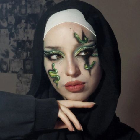 Itsnaada._ on instagram Snake Makeup Look, Snake Cosplay, Snake Makeup, Ideas Maquillaje, Medusa Art, Chinese Makeup, Makeup Art, Makeup Inspo, Maquillaje De Ojos