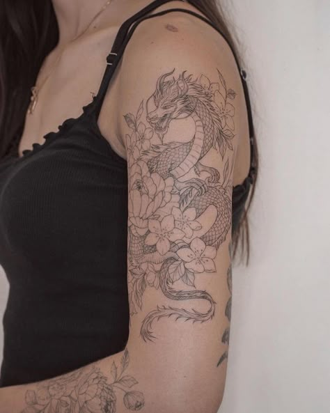 Chinese Shoulder Tattoo, Dragon Upper Arm Tattoo, Upper Arm Tattoo Design, Dragon Tattoo Upper Arm, Upper Arm Tattoo Ideas, Arm Tattoo Design, Tatuaje Studio Ghibli, Upper Arm Tattoo, Dragon Tattoo Arm