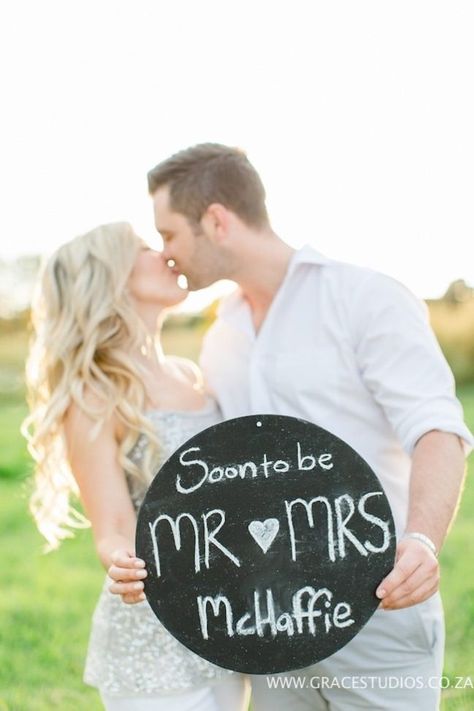 Engagement Announcement Ideas, Engagement Photos Tips, Engagement Photo Props, Country Engagement Pictures, Engagement Announcement Photos, Creative Engagement Photo, Cute Engagement Photos, Fun Engagement Photos, Couple Engagement Pictures