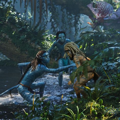 Cruz Moir as young Spider, in “Avatar: The Way of Water” (2023). Neteyam Sully, Avatar 2 Movie, Dr Ideas, Avatar Babies, Avatar Poster, Blue Avatar, Water Icon, Avatar James Cameron, Avatar Films