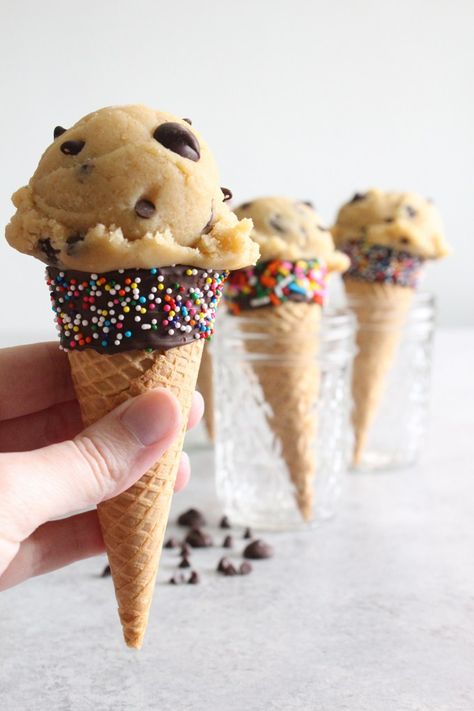 Egg Free Cookie Dough Recipe, Creative Deserts, Egg Free Cookie Dough, Cookie Dough Pops, Goodies Recipes, Making Snacks, Backing Ideas, Edible Chocolate Chip Cookie Dough, Edible Cookie Dough Recipe