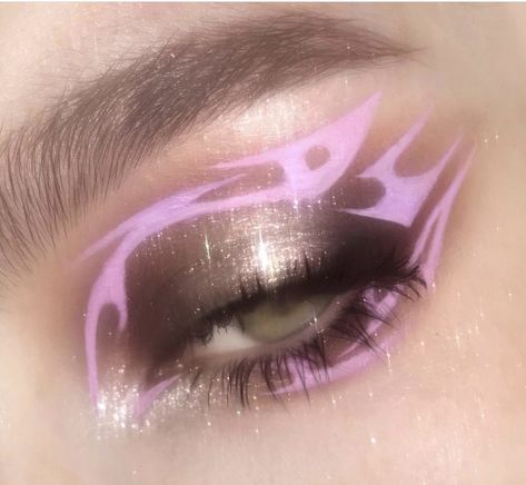 Pink Graphic Liner, Theo Core, Graphic Liner Looks, Liner Looks, Pastel Graphic, New Makeup Ideas, Graphic Makeup, Makeup Accesories, Swag Makeup