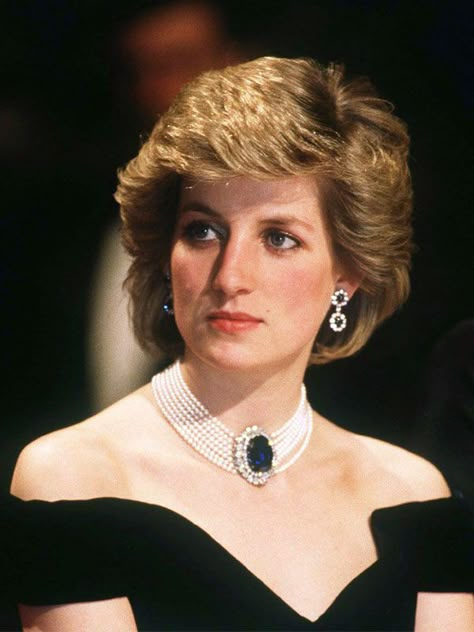 Diana de Gales: sale a subasta el vestido de terciopelo con el que bailó con John Travolta Princess Diana Jewelry, Diana Queen, Princess Diana Hair, Princess Diana Fashion, Princess Diana Family, Princess Diana Photos, Princess Diana Pictures, Princes Diana, Romantic Photos Couples