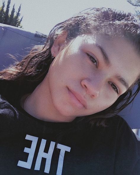 Zendaya Fanpage on Instagram: “Ah another day of suffering through online school🥰✨” Zendaya Without Makeup, Emma Watson Without Makeup, Zendaya No Makeup, Zendaya Snapchat, Zendaya Eyebrows, Makeup Snapchat, Celebs Without Makeup, Zendaya Maree Stoermer Coleman, Zendaya Style