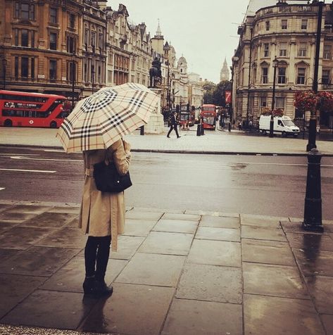 For rain to dark academia aesthetic, umbrellas are an essential accessory to create the perfect look. Here are the best ones. Dark Academia Aesthetic Girls, Burberry Aesthetic, Style In London, Rain Mood, Dome Umbrella, Aesthetic Rain, Shakespeare Love, Theatre Scene, British Traditions