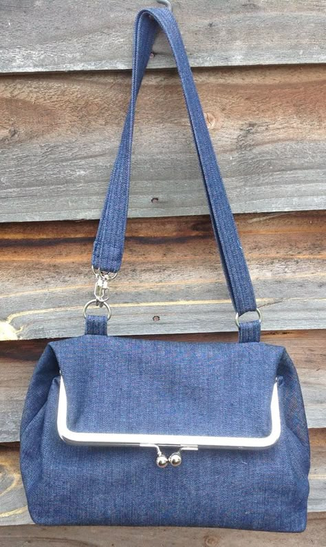 Diy Clutch Bag How To Make, Shopping Bag Tutorial, Diy Clutch Bag, Shopping Bag Pattern, Denim Bag Patterns, Clasp Purse, Purse Frame, Frame Purse, Small Messenger Bag