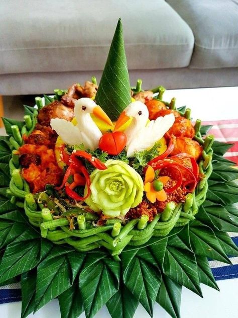 Tumpeng Buah, Garnish Tumpeng, Kreasi Tumpeng, Buffet Decor, Catering Food, Food Garnishes, Red Velvet Cake, Food Platters, Food Decoration