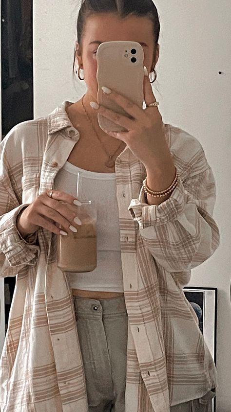 Flanal Outfits Winter, Autumn Outfits Flannel, Beige Aesthetic Outfit Girl, Light Brown Flannel Outfit, Coffee Girl Aesthetic Outfit, Flannel Aesthetic Outfits, Flannels Aestethic, Cream Flannel Outfit, Beige Flannel Outfits