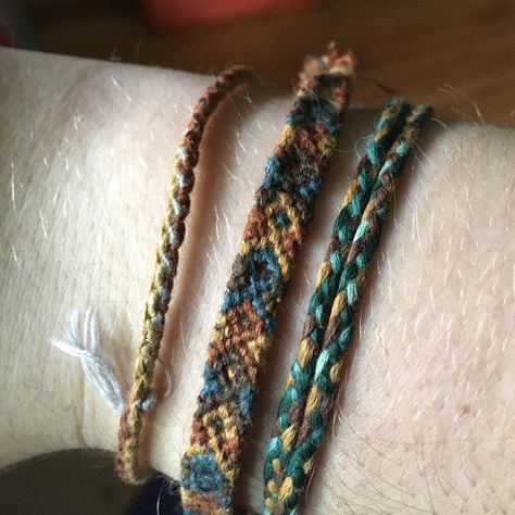 Diagonal Bracelet Pattern, Arrowhead Bracelet Pattern, Friend Ship Bracelets, Friendship Bracelets Aesthetic, Knitted Bracelets, Friendship Bracelets Patterns, String Bracelet Patterns, Yarn Bracelets, Friendship Bracelet Patterns Easy