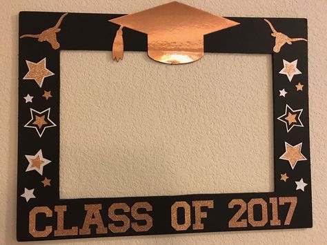 Senior Wall Ideas High Schools, Graduation Themes, Easy Graduation Gifts, Farewell Decorations, Preschool Graduation Party, Graduation Photo Frame, Graduation Photo Booth, Graduation Frame, Diy Graduation Gifts