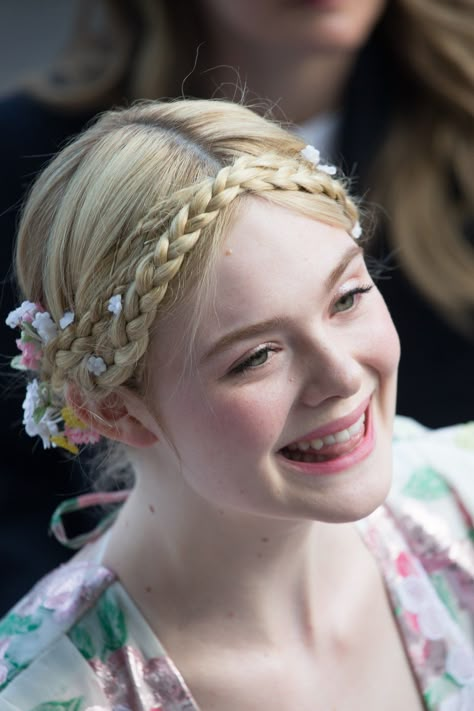 Innocent Hairstyles, Ellie Fanning, Elle Fanning Style, Intricate Hairstyles, Peinados Fáciles Para Cabello Corto, Hair Stylist Life, Jairzinho, Elle Fanning, Pale Skin