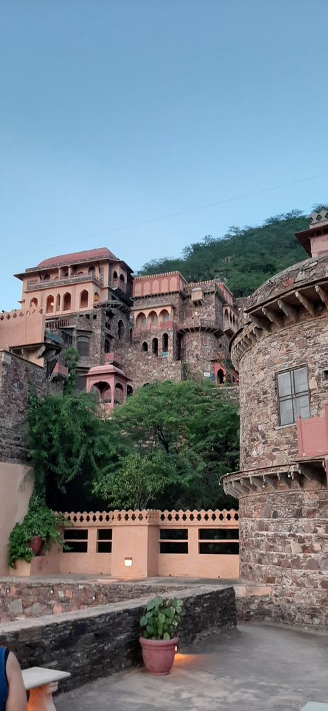 Neemrana Fort Palace, Lehenga Poses, Neemrana Fort, Clothes Board, Desi Aesthetic, Rajasthan India, Future Wedding, Wedding Inspo, Lehenga