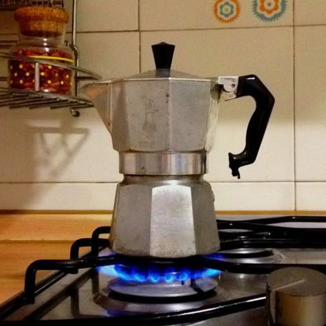 Bialetti Coffee, Bialetti Moka, Italian Coffee Maker, Percolator Coffee Pot, Coffee Energy, Percolator Coffee, Coffee Talk, Cooking For Beginners, Moka Pot