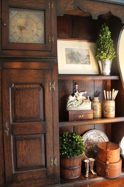 12 Ways to Add English Country Charm to your Home Creative Shelves, Staffordshire Figurines, Filipino House, English Cottage Decor, Elsie De Wolfe, Deco Champetre, Kitchen Hutch, English Country Cottage, English Interior