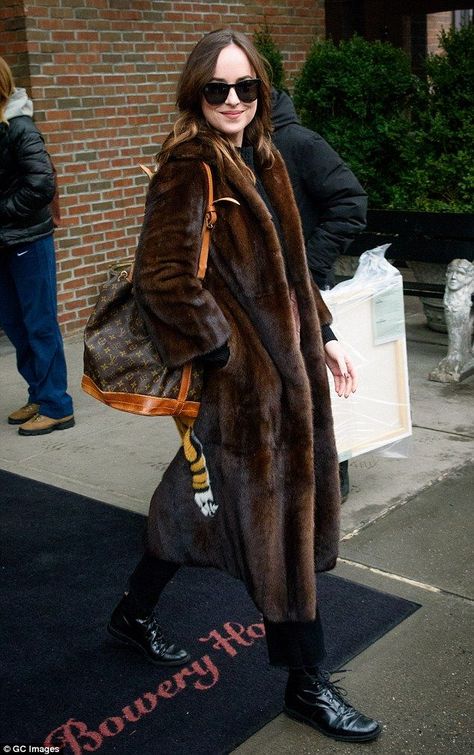 92af93f73faf3cefc129b6bc55a748a9desc45493641ri Brown Fur Coat Outfit, Vuitton Outfit, Brown Fur Coat, Fur Coat Outfit, Black Fur Coat, Dakota Johnson Style, Coat Street Style, Fur Coat Vintage, Coat Outfit