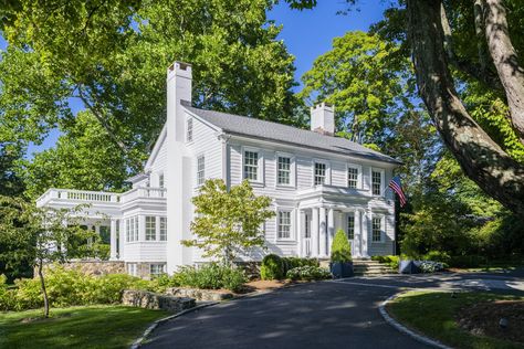 Historic 1790 Colonial Mansion in New Canaan, Connecticut Pending Sale | Pricey Pads Victorian Colonial House Exterior, Center Colonial House, Early American Colonial Interiors, Georgian Colonial House Exterior, 90s Colonial, French Colonial House, Georgian Colonial House, American Colonial House, Colonial Floor Plan